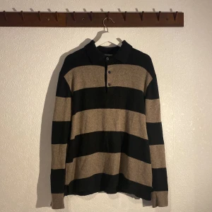 Stickad tröja med krage - Brun svart stickad tröja med krage. Sparsamt använd