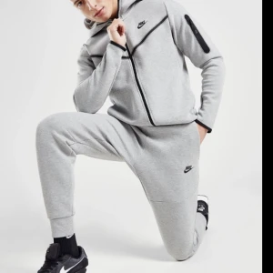 Tech fleece - Säljer min sköna tech fleece som jag knappt använder, säljer billigt då jag måste köpa ny telefon. Kan gå ner vid snabb affär.