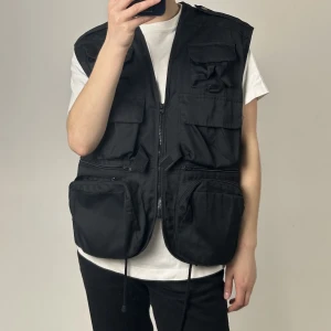 Svart väst - Najs cargo väst med många fack 💫 Jätte bra kvalitet 