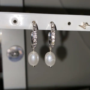 Örhängen  - Jättefina, aldrig använda eller ens testade💜.  Säljer för 50 kr, går att diskutera.  Ej äkta silver 