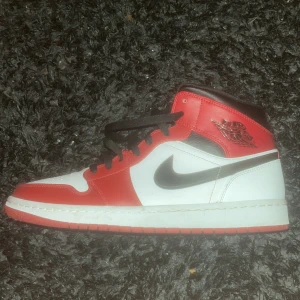 Air Jordan mid Chicago 2020 - Använt tre skoldagar sen har dom bara stått i hyllan 