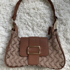 Väska - Handväska i fint skick, vill du köpa trycker du på ”köp nu” jag postar alltid samma dag eller dagen efter köp.