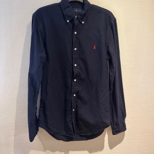 Ralph lauren skjorta - As snygg skjorta från Ralph lauren aldrig använts för fick den i present och den va för stor. Skick 9/10 så den är i nyskick.  Tveka inte på att höra av er om ni har några funderingar!!