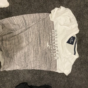 Hollister t shirt - Bra skick skriv om du har frågor Köparen står för frakt