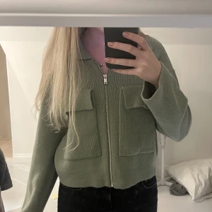 Stickad kofta - En supersnygg grön stickad kofta!