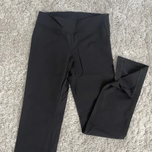 Lågmidjade byxor  - Jag säljer ett par svarta byxor jag använt Max 3 gånger 