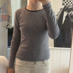 Brandy Melville långärmad  - Så fin långärmad tröja från Brandy Melville!! Sparsamt använd så är i väldigt fint skick!☺️