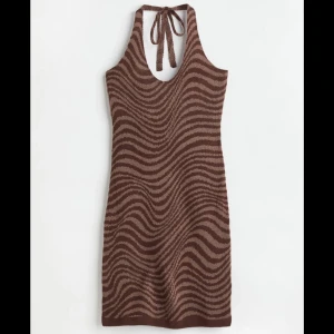 Klänning hm - Stickad klänning från hm med halterneck 