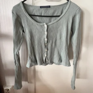 Topp brandy Melville  - Topp/cardigan från brandy Melville i så fin ljusgrön färg 