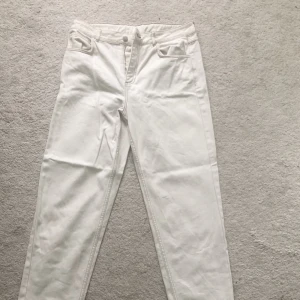 ASOS - Reclaimed Vintage Jeans - Straight/baggy jeans   Färg: Gärddvita  Storlek: W30 L32