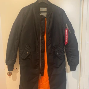 Alpha industries longline bomber  - Säljer min longline aplha jacka bomber i storlek xs, köpt för slets år sen och är i fortfarande bra skick. Finns att hämta i Sthlm eller köparen får stå för frakt 📦 