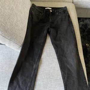 Riktigt schyssta straight fit jeans ifrån Zara. Storleken är 40 vilket motsvarar ungefär 30/31