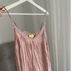 Rosa spetslinne - Säljer detta snygga spetslinnet😍storlek S