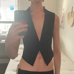 Kostymväst - Mamas fashion week aint over yet!! Svart kostymväst från cirka 90-tal. Bik bok - retro lapp med litet hjärta där storleken står 💟! Storlek xs. 