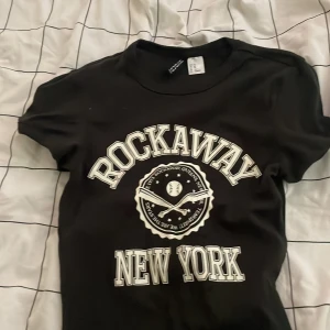 Svart t-shirt - En t-shirt från h&m som knappt har blivit använd då den knappt passar