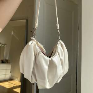 Säljer denna krämvita handväskan från shein då den inte kommer till användning! 🫶🏼