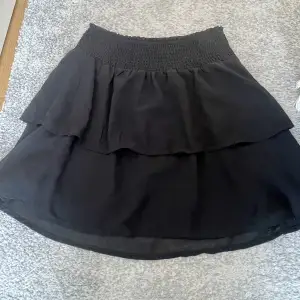 Fin volang kjol, endast använt ett få tal gånger. Pris kan diskuteras😇