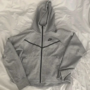 Nike tech - Säljer denna jättefina Nike tech koftan i dam storlek s.