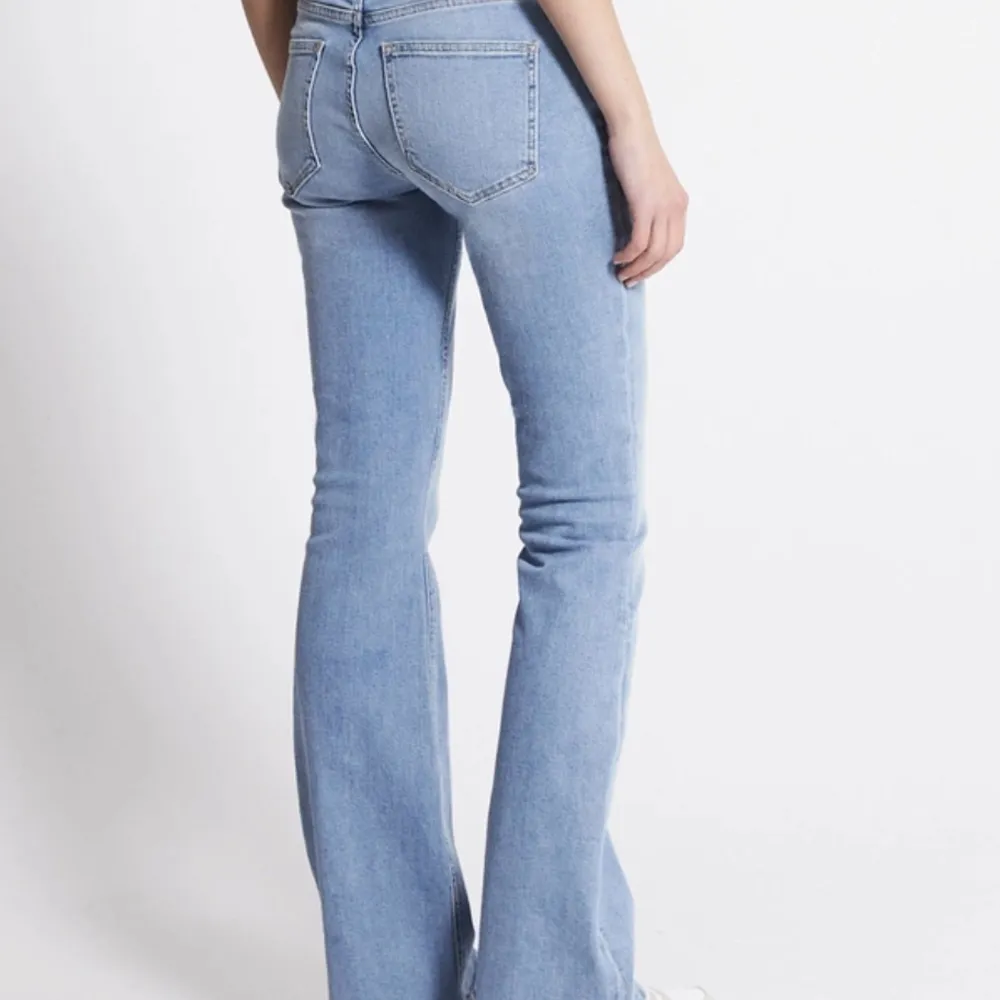 Jätte fina Low waist Boot cut jeans som dock sällan kommer till användning. Jag är 160cm och passar mig perfekt. Köpte för 400 och säljer för 250 men pris kan diskuteras. Möts upp i Stockholm. Skrih gör fler bilder eller frågor. Använd ej köp nu!!. Jeans & Byxor.