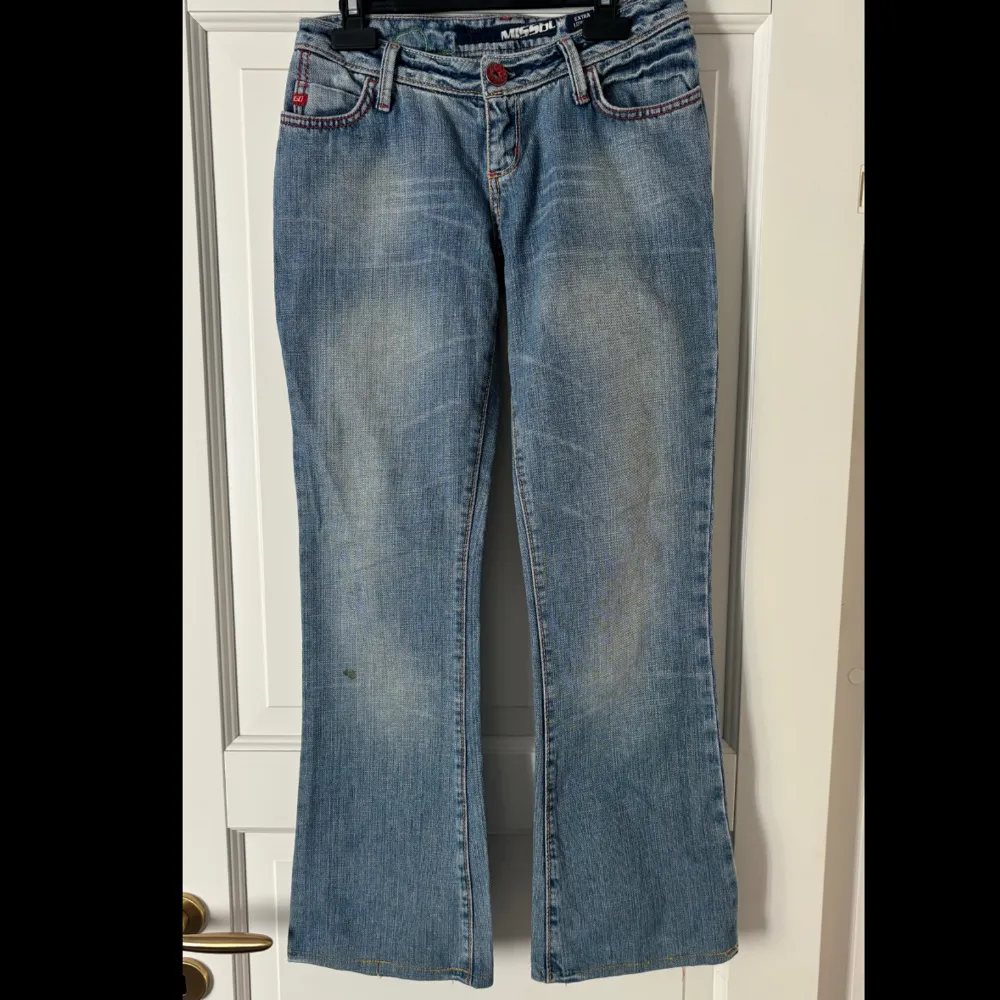 Skit snygga jeans från miss sixty, finns ej att köpa denna modell längre. Bra skick och ej använda på några år. De är lågmidjade med bootcut.. Jeans & Byxor.