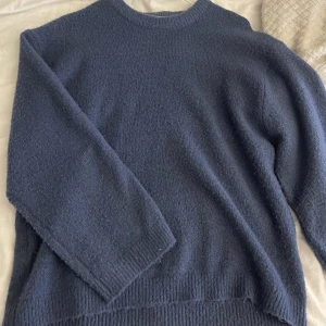 Stickad tröja - Säljer en jättefin mörkblå stickad tröja, säljer då den är för stor för mig.