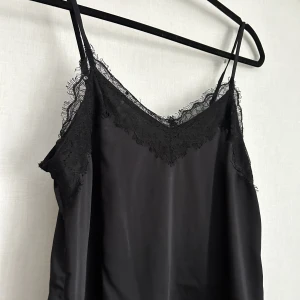 Linne med spets  - Linne i satin med spets från Vero Moda 