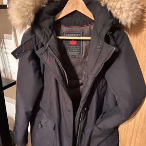 Canadian jacka - Köpte jackan förra vintern för 4112:-  Säljer den för 2800 då det är ett hål vid sidofickan (se bild 2).  2000 kr