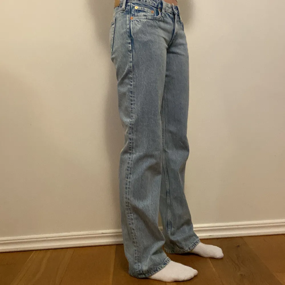 Säljer de här snygga lågmidjade jeansen från weekday. Modellen Arrow low. Väldigt fint skick💗. Jeans & Byxor.