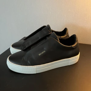 Arigato skor - Säljer mina Arigato 360 Laceless då dom tyvärr blev förstora. Dom är i nyskick och nästan aldrig använda då dom köptes nyligen. Skriv privat för fler frågor eller bilder. Kan mötas upp i Linköping annars står köparen för frakten.💗💗