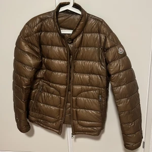 Moncler acorus  - Storlek M/L. Fint skick, äkta såklart. Nypris 10.899kr  Hör av er vid frågor😁