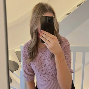 Topp - Säljer denhär söta toppen från BikBok. Tröjan är aldrig använd och är i fint skick. Jag är 167 cm lång och  brukar ha strl S för referens 