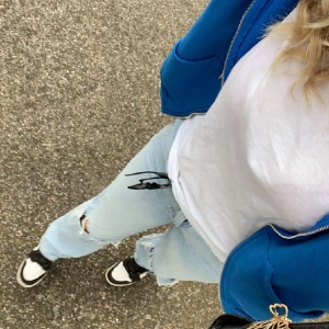 Straight jeans med håll på knäna - Kommer inte till användning, från Gina 