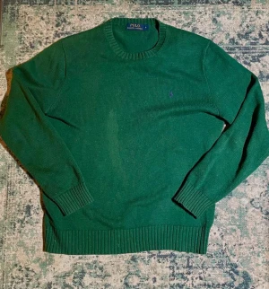 Ralph lauren tröja - Säljer stickad Polo Ralph Lauren tröja i storlek Small. Den är i en ass snygg grön färg vilket är i bra skick förutom det som syns på bilderna. Tror den har blivit sol blekt men det syns  för det mesta om man har det under något starkt ljus. 