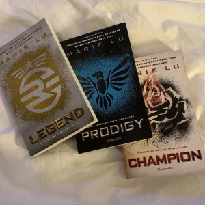 Bokserie: legend - De tre första böckerna i legend skriven av Marie Lu. Säljer många fler böcker i profilen. 100kr för alla