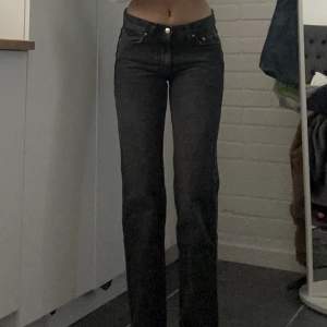 Lågmidjade jeans från Gina tricot, modellen ”low straight jeans”🩶 Fint skick, passar mig som är 165cm, nypris 499
