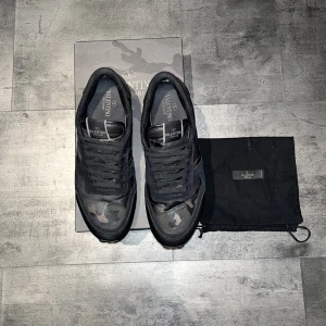 Valentino Rockrunner - Otroligt schyssta och sköna valentino skor i strl 44(som nya)!  Retail: ~7000:-  Pris: 2900:-  Pris kan diskuteras vid snabb affär! Borttappat kvitto, annars finns allt med!