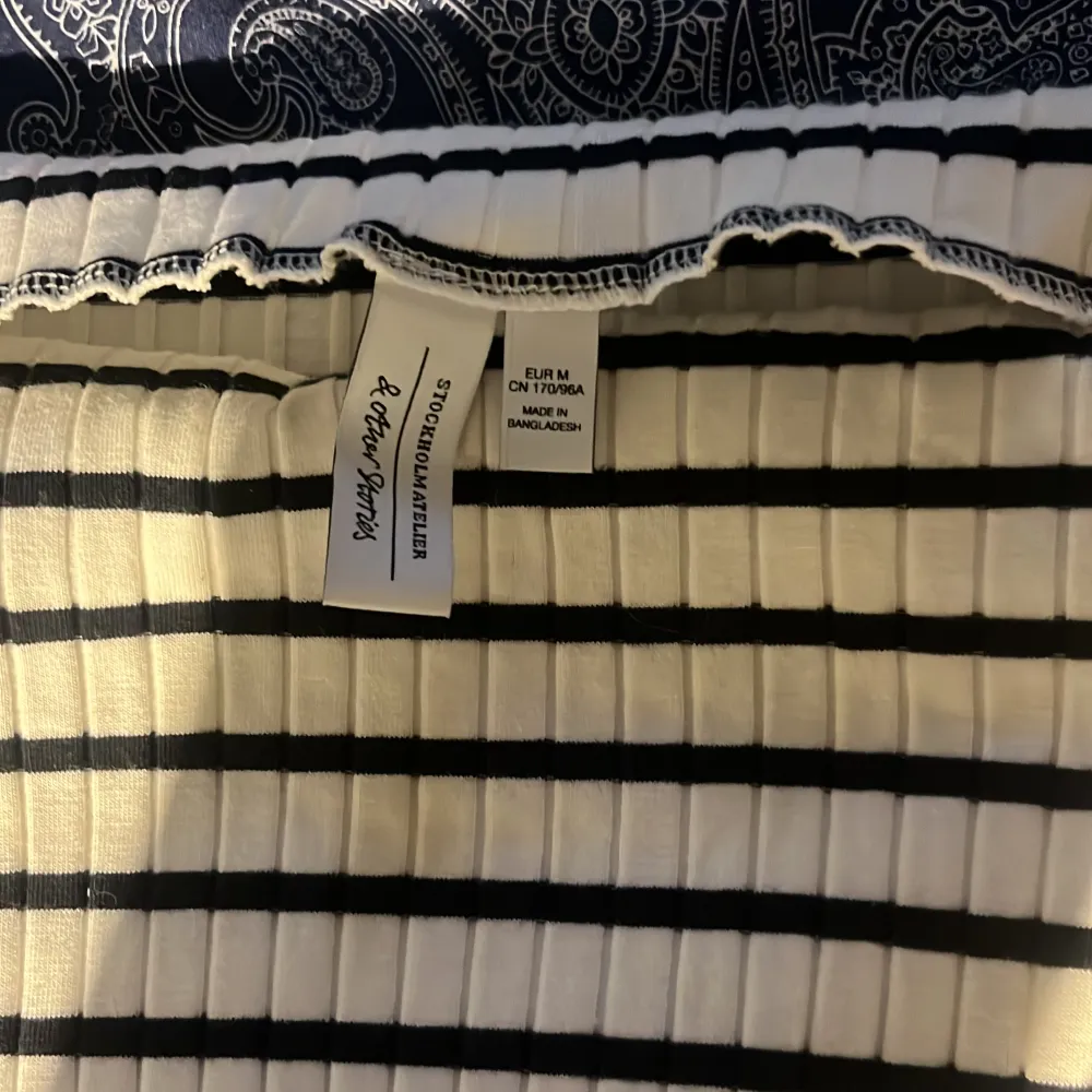 Säljer denna fina tröja från Otherstories, då den inte används, köpt för 400kr Tröjan är i nyskick!💓. Tröjor & Koftor.