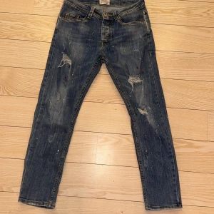 Denim jeans - Snygga slimfit denim jeans med designade färgfläckar och hål.  Vid fler frågor och eller bilder är det bara att höra av sig! 