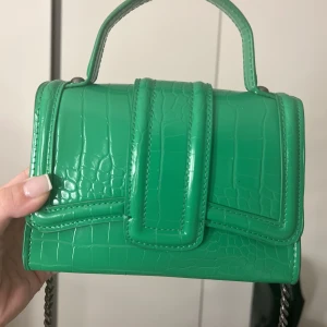 Grön zara väska - Säljer denna sjukt snygga gröna väska ifrån zara, rymlig och passar till typ allt 🫶🏽 använd endast 1 gång tidigare. Säljer väskan då den inte kommer till användning tyvärr