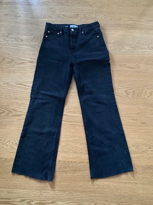 Raka Jeansa - Högmidjade raka jeans i bra kvalitet, går hela vägen ner till marken på mig som är ca 170. 