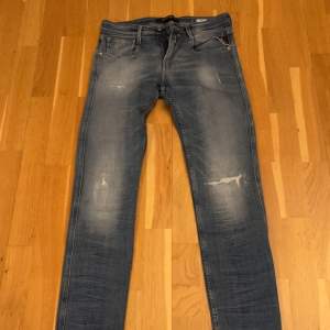 Ljusblåa Replay Jeans, Jättebra skick, Storlek 28/30, Modell Anbass, säljs för 350kr