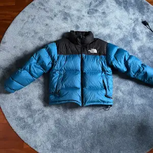 Säljer denna exklusiva The North Face puffer jackan. Köpte den förra vinter så har inte använts mycket och är i bra skick. Nypris: 3000kr, har kvitto från miinto