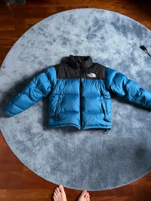 the North face puffer - Säljer denna exklusiva The North Face puffer jackan. Köpte den förra vinter så har inte använts mycket och är i bra skick. Nypris: 3000kr, har kvitto från miinto