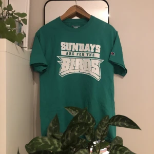 Vintage Champion  - Snygg Vintage T-shirt som ja köpt på Beyond Retro! Tyvärr är den för stor men ja tycker att den är väldigt fet! Snygg med märket på armen och borde passa M-XL🫶🏻 Hör gärna av er! 
