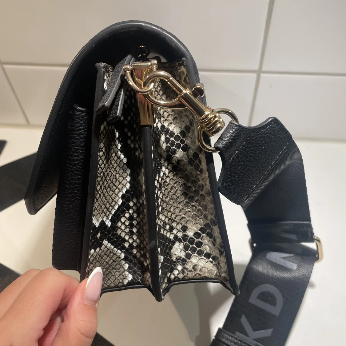 Nakd handväska med ormskinn  - 91