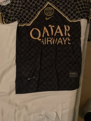 Fotboll tröja - Har inte använt den den är inte äkta den va för stor