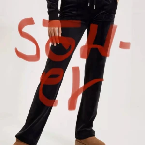 JUICY BUXOR SÖKER - Söker dessa juicy byxorna  I mörkblå eller svart ( I storlek XXS ändrar ) NYASTE MODELEN vill inte ha bling bling  