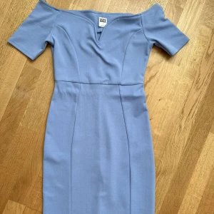 Klänning  - Blå kort klänning, hög kvalité off shoulder. 