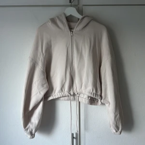 Croppad hoodie med luva - Begie croppad hoodie med luva från h&m. Använd ett fåtal gånger. Är i mycket fint skick!  Storlek M
