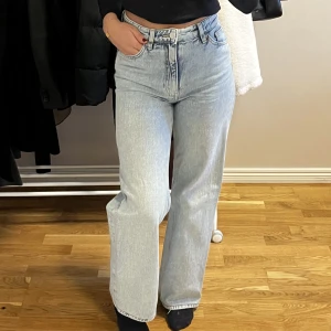 Blåajeans - Säljer de här så sköna blåajeansen från monki!🤍 pris kan även diskuteras🤗